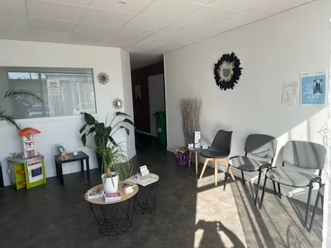 La salle d'attente du cabinet, chaises, table basse et plantes