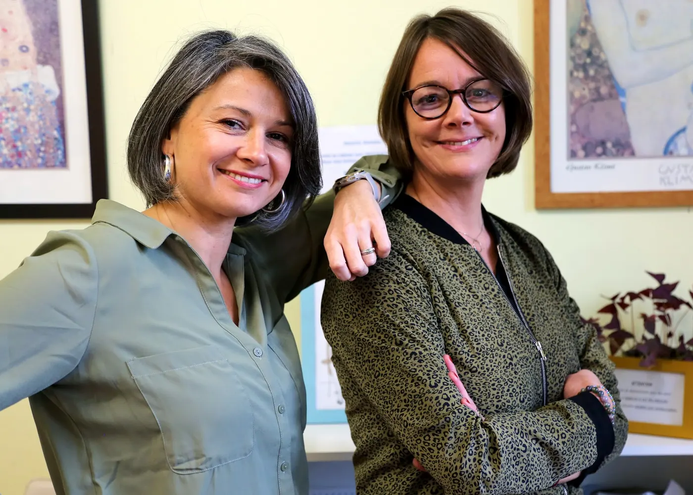 Deux infirmières du cabinet, souriantes, dans un bureau